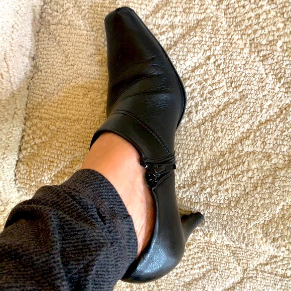 Leather ankle bootie - Picture 2 of 4